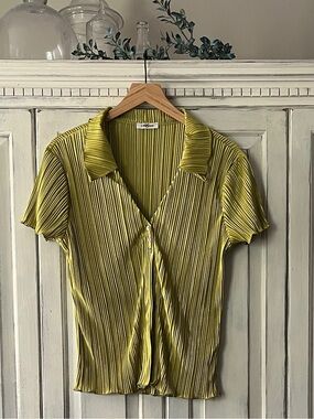 🟠NWT GEEGEE Short Sleeved 3-Button Pleat Blouse in Chartreuse